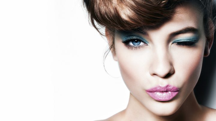 brunette_wink_look_make-up_83657_3840x2160